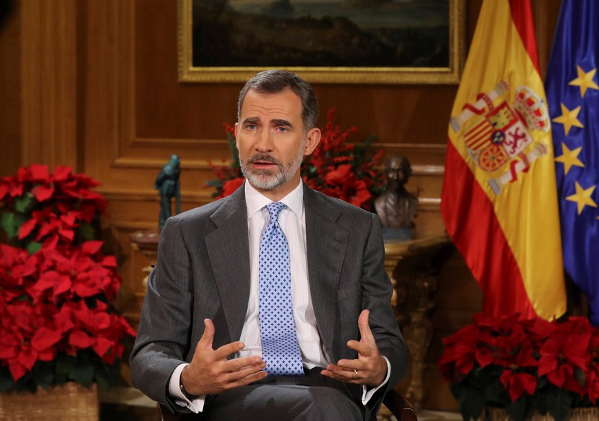 epa06404888 A picture made available on 24 December 2017 shows Spain&#039;s King Felipe VI during his traditional Christmas message at La Zarzuela Palace, Madrid, Spain, on 23 December 2017. EPA/BALLE ...