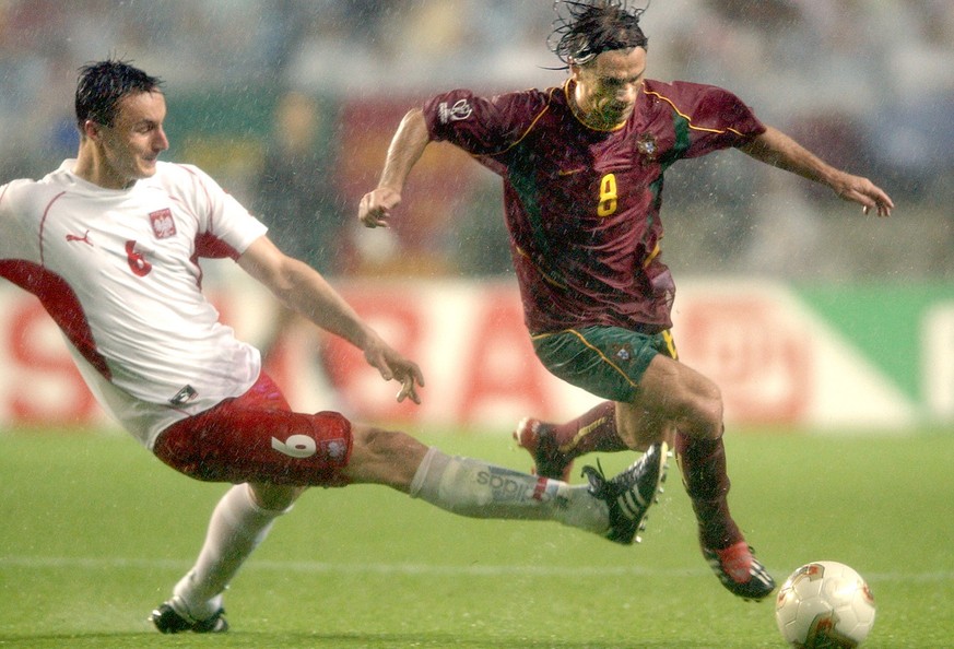 Hajto attackiert an der WM 2002 den Portugiesen Joao Pinto.