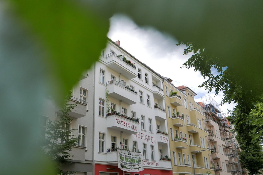 epa07702844 Graffiti reading &#039;enteignen&#039; (expropriate) is read on a tenement building in Berlin, Germany, 07 July 2019. Soaring rents and rampant property speculation have led activists and  ...