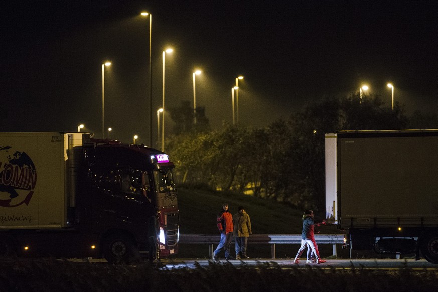 Flüchtlinge beim Eurotunnel in Calais: Immer wieder wagen verzweifelte Menschen die Flucht nach England.