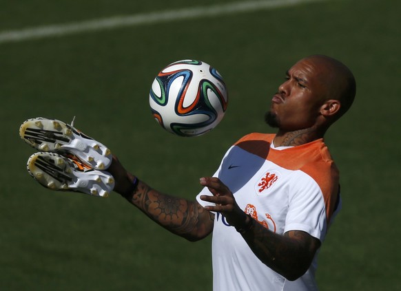 Netherlands&#039; national soccer team player Nigel de Jong controls the ball during a training session for the 2014 World Cup in Rio de Janeiro, June 14, 2014. REUTERS/Pilar Olivares (BRAZIL - Tags:  ...