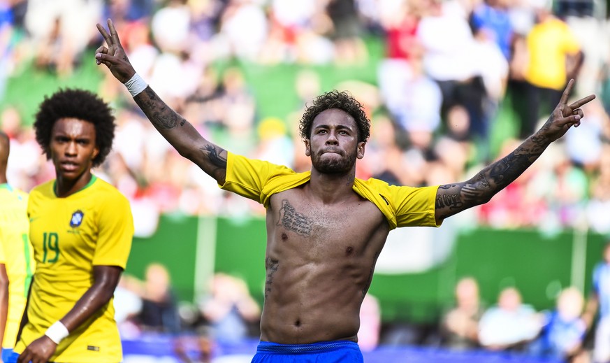 epa06798889 Brazil&#039;s Neymar (R) celebrates after scoring the 2-0 lead during the International Friendly soccer match between Austria and Brazil in Vienna, Austria, 10 June 2018. EPA/CHRISTIAN BRU ...