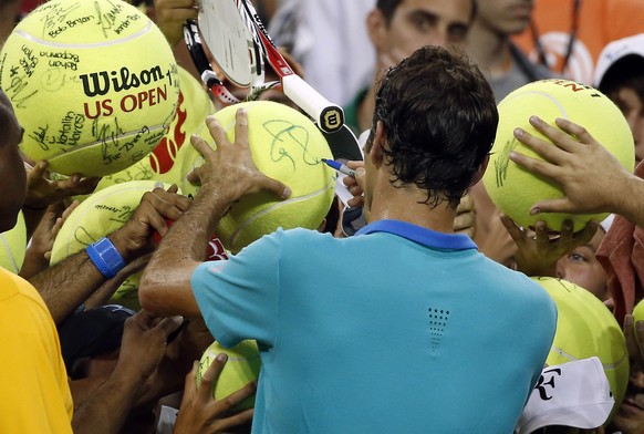 Heiss begehrt: Roger Federers Autogramm.
