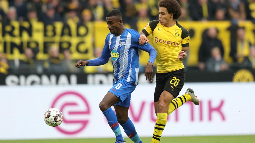 epa07124156 Berlin&#039;s Salomon Kalou (L) in action with Dortmund&#039;s Axel Witsel (R) during the German Bundesliga soccer match between Borussia Dortmund and Hertha BSC in Dortmund, Germany, 27 O ...