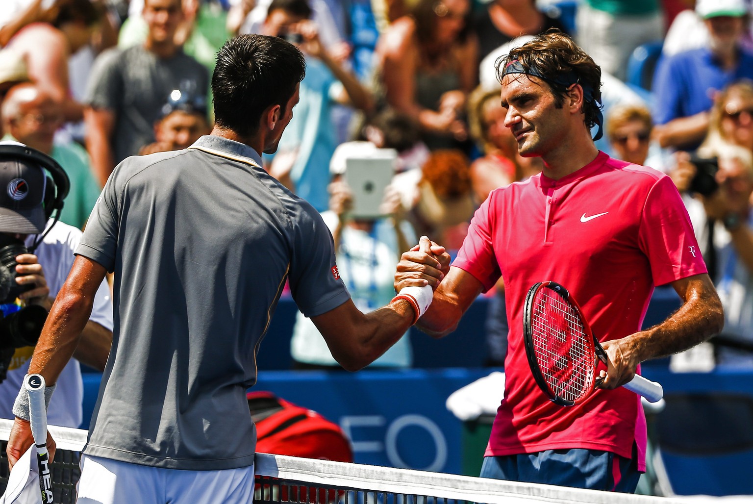 epa04895240 Novak Djokovic of Serbia (L) congratulates Roger Federer of Switzerland after Federer defeated Djokovic in the final of the Western &amp; Southern Open at the Linder Family Tennis Center i ...