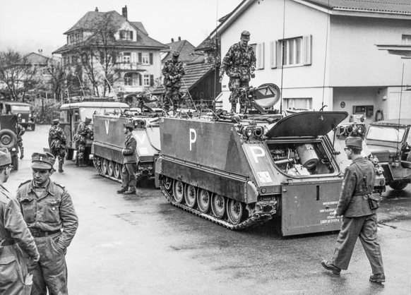 Im Rahmen der grossen Korpsmanoevern von 1963 der Schweizer Armee in der Nordwestschweiz stehen sich die beiden Parteien: &quot;Schwarz&quot; und &quot;Orange&quot; gegenueber und haben auf der Front  ...