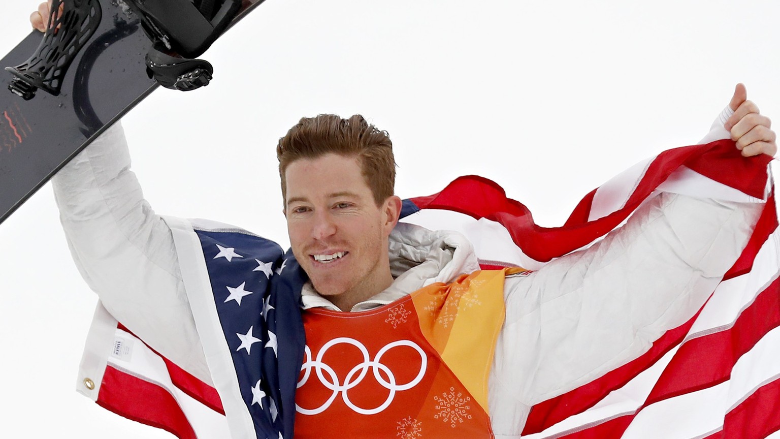 epaselect epa06523019 Gold medal winner Shaun White of the USA celebrates with the US flag during the venue ceremony after the Men&#039;s Snowboard Halfpipe Final Run at the Bokwang Phoenix Park durin ...