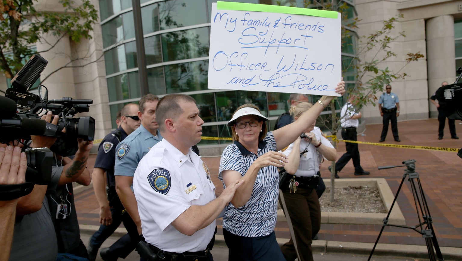 Demonstration für den Polizisten, der einen schwarzen Teenager erschoss: Eine Frau hält ein Plakat mit der Aufschrift: «Meine Familie und Freunde unterstützen Polizist Wilson und die Plolizei».&nbsp;