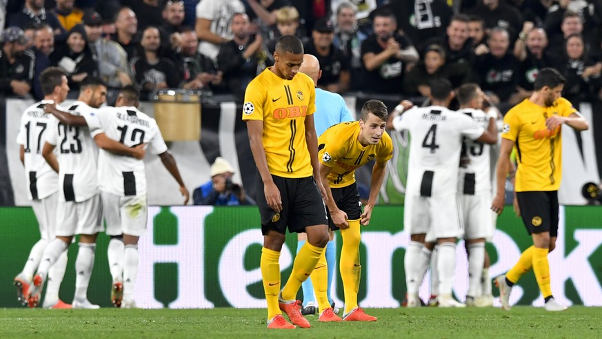 YB&#039;s midfielder Djibril Sow, center left, and YB&#039;s midfielder Sandro Lauper, center right, look desapointed as Juventus&#039; players celebrete the third goal during the UEFA Champions Leagu ...