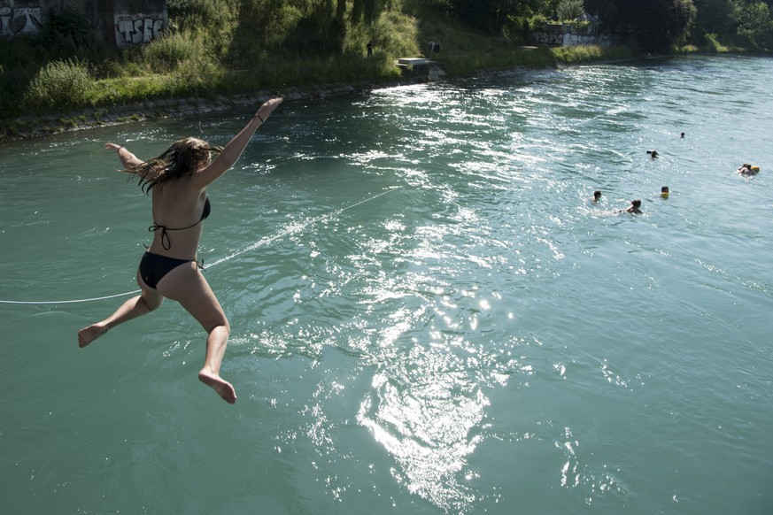 Zahlreiche Wasserratten geniessen das heisse Sommerwetter in der Aare, am Dienstag, 20. Juni 2017 in Bern. (KEYSTONE/Anthony Anex)