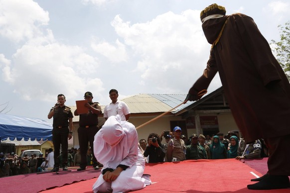 Eine angebliche Sünderin wird in Indonesien ausgepeitscht.