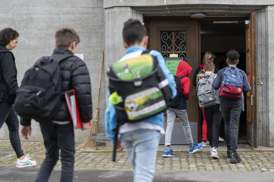 Die Schuelerinnen und Schueler der fuenften Klasse betreten das Schulhaus am Tag der Wiedereroeffnung der Lorraineschule, am Montag, 11. Mai 2020 in Bern. Die Schulen wurden nach Ausbruch der Pandemie ...