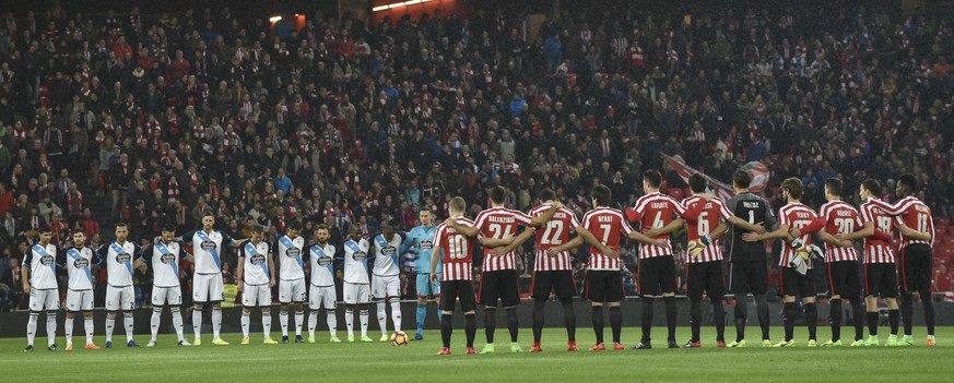 epa05786208 Deportivo La Coruna&#039;s and Athletic Bilbao players observe a minute&#039;s silence for the deaths in the Santa Rita de Cássia vs Recreativo do Libolo match of Angola the during their P ...