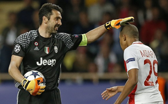 epaselect epa05942627 Juventus goalkeeper Gianluigi Buffon (L) reacts with Kylian Mbappe (R) of AS Monaco during the UEFA Champions League semi final, first leg soccer match between AS Monaco and Juve ...