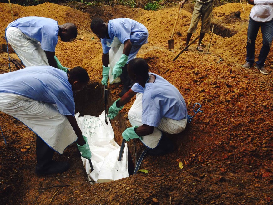 Freiwillige beerdigen ein Opfer in Sierra Leone.