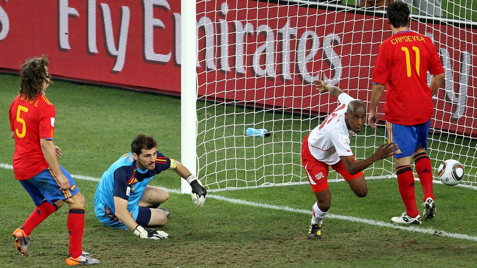 epa02205289 Swiss Gelson Fernandes (2nd R) celebates in front of Spain&#039;s goalkeeper Iker Casillas and defenders Gerard Pique (L), Carles Puyol (2nd L) and Joan Capdevila (R) after scoring the 1-0 ...