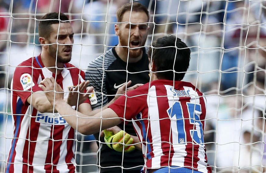 epa05897131 Atletico Madrid&#039;s Montenegrinian defender Stefan Savic (R) is congratulated by his team mates Koke Resurreccion (L) and Jan Oblak (C) during the Primera Division match between Real Ma ...