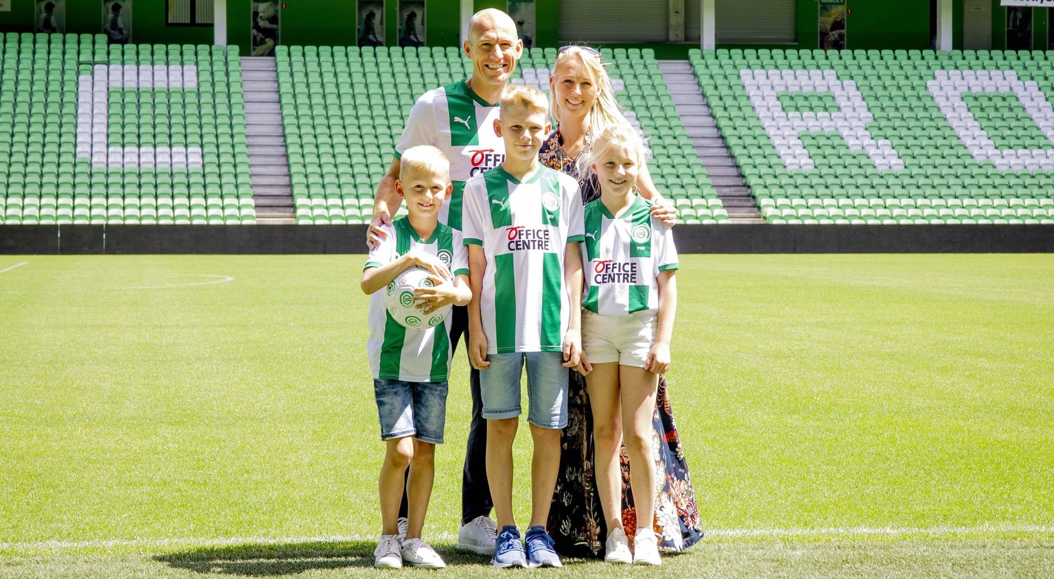GRONINGEN, 28-06-2020, Hitachi Capital Mobility Stadium Dutch football . Arjen Robben has officially signed with FC Groningen. Photo with his family Arjen Robben signed with FC Groningen PUBLICATIONxN ...