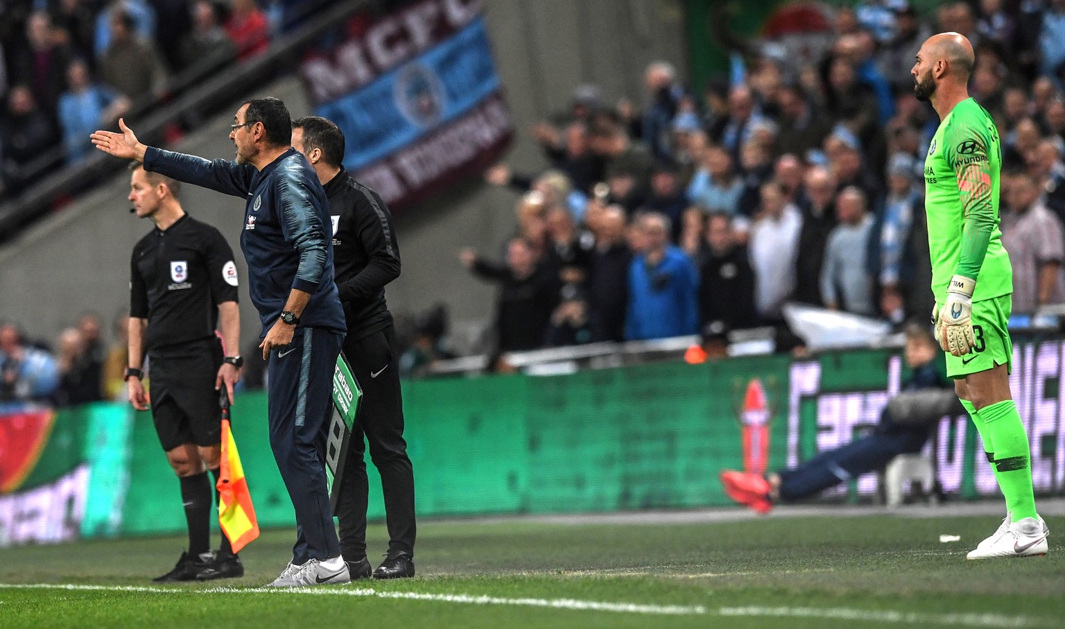 epa07393931 Chelsea&#039;s manager Maurizio Sarri arguing with his goalkeeper Kepa Arrizabalaga (unseen) as he wants to substitute him with Willy Caballero (R) during the English League Cup final betw ...