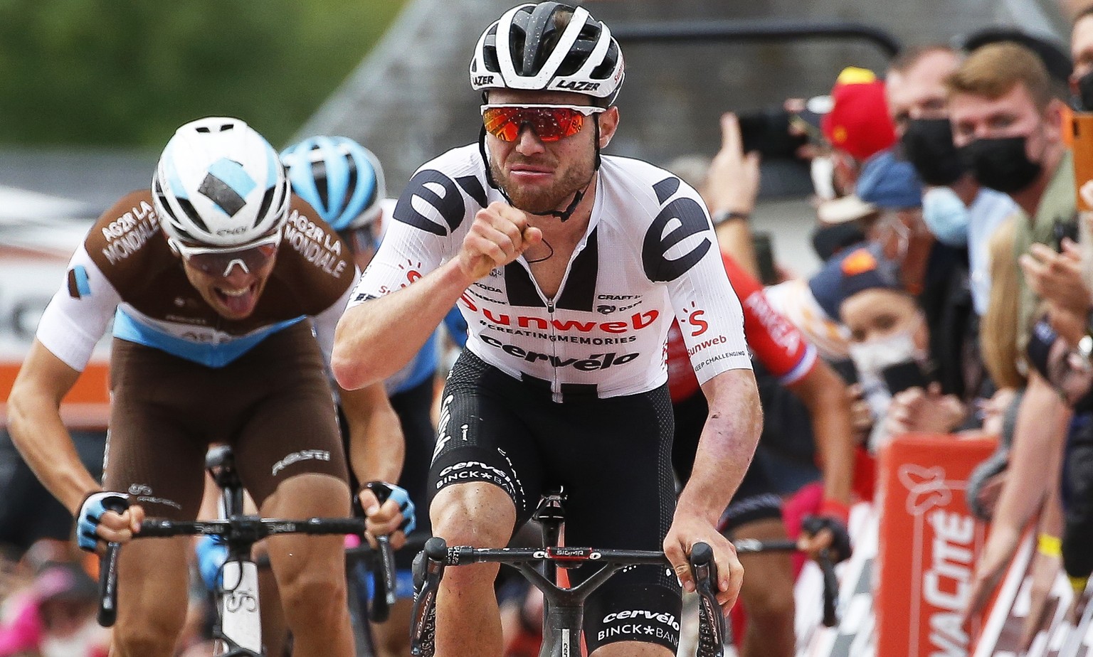 epa08708904 Swiss rider Marc Hirschi (C) of Team Sunweb celebrates while crossing the finish line to win the 84th edition of the Fleche Wallonne one day cycling race over 202km from Herve to Huy, Belg ...