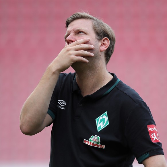 epa08498433 Florian Kohfeldt, head coach of Bremen looks dejected after the German Bundesliga soccer match between 1. FSV Mainz 05 and SV Werder Bremen at Opel Arena in Mainz, Germany, 20 June 2020. E ...