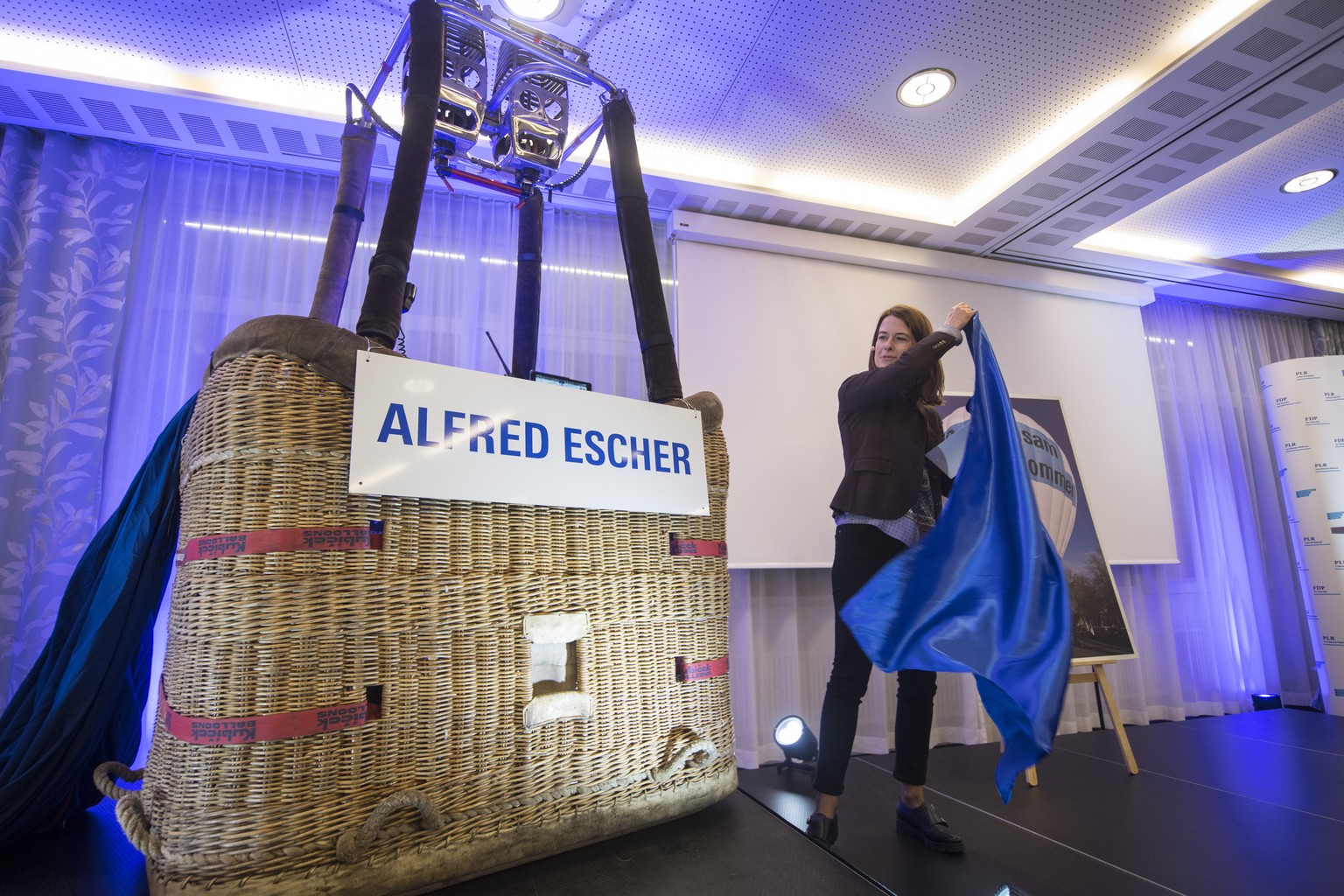 Die FDP Praesidentin Petra Goessi beim enthuellen der Euerdigung an Alfred Escher am FDP Wahlkampf Ballon anlaesslich des Wahlkampfauftakts, der FDP Schweiz vom Freitag, 1. Februar 2019 im Schachen in ...