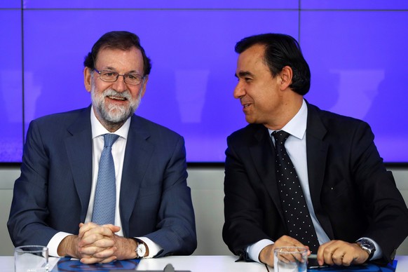 epa06297952 Mariano Rajoy (L), Spanish Prime Minister and President of ruling People&#039;s Party&#039;, chats with party&#039;s coordinator general, Fernando Martinez Maillo, as he chairs a meeting o ...