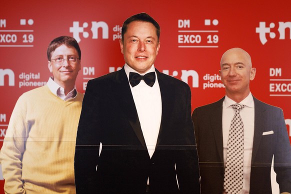 Aufsteller von Bill Gates, Elon Musk und Jeff Bezos am Stand von t3n auf der dmexco 2019 Fachmesse f