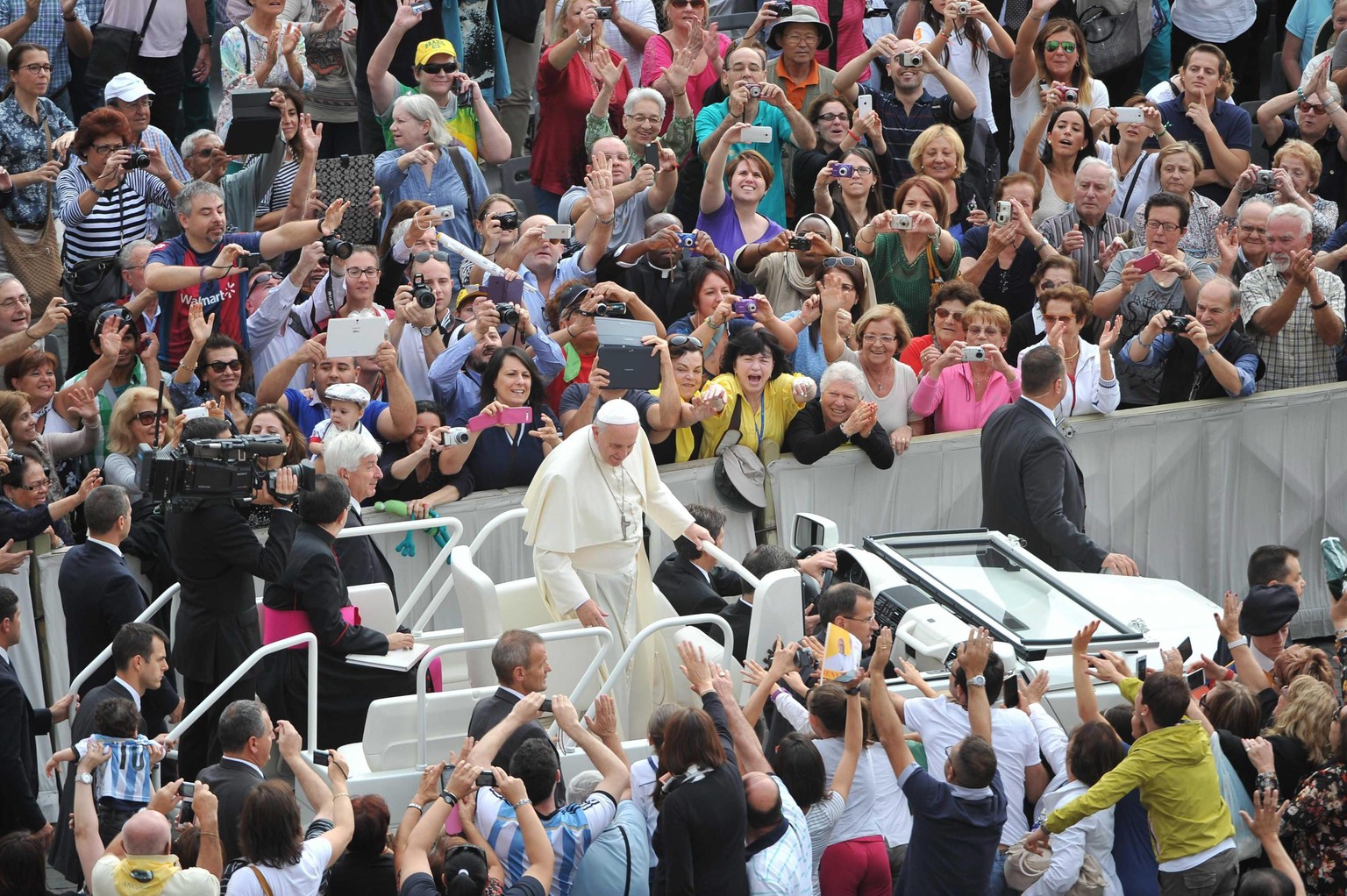 Papst Franziskus – der Star in der Menge.