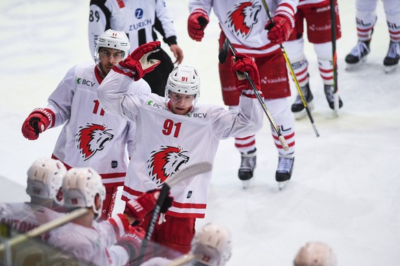 Lausanne&#039;s player Joel Vermin, center, celebrate with teammate the 0-1 goal, during the preliminary round game of National League A (NLA) Swiss Championship 2019/20 between HC Ambri Piotta and HC ...