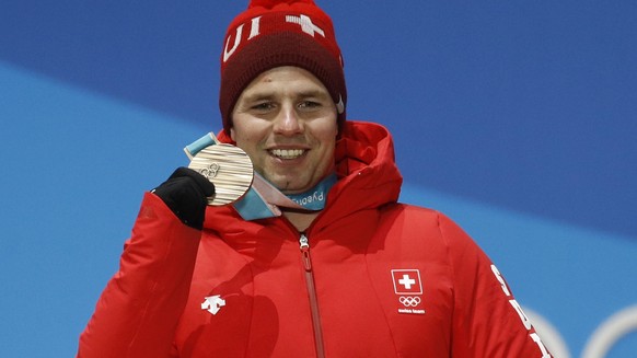 Bronze medalist in the men&#039;s downhill Beat Feuz, of Switzerland, smiles during the medals ceremony at the 2018 Winter Olympics in Pyeongchang, South Korea, Thursday, Feb. 15, 2018. (AP Photo/Patr ...