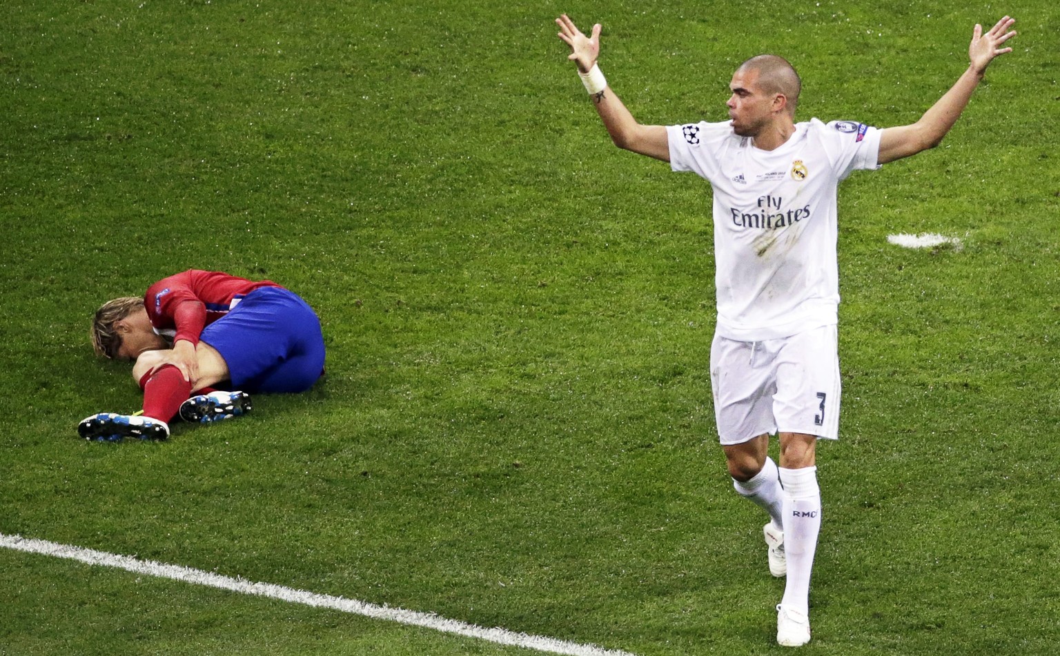 epa05334661 Real Madrid&#039;s Pepe (R) reacts after tackling Atletico Madrid&#039;s Fernando Torres (L) during the UEFA Champions League final between Real Madrid and Atletico Madrid at the Giuseppe  ...