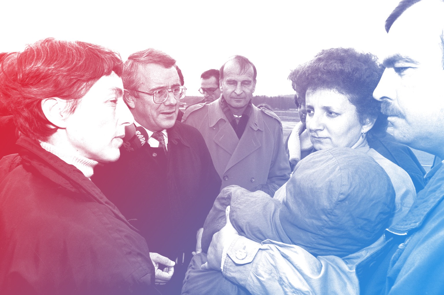 Jugoslawische Kriegsflüchtlinge strömen anfangs der 90er in die Schweiz. Hier CVP-Bundesrat Arnold Koller 1993 (mit Brille) mit bosnischen Kriegsflüchtlingen.