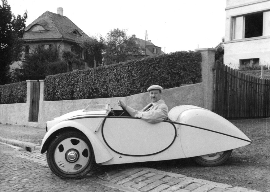 Josef Ganz vor der Einfahrt seiner Wohnung an der Witikonerstrasse 275, bei einer Testfahrt im Prototyp des Schweizer Volkswagens (1937)