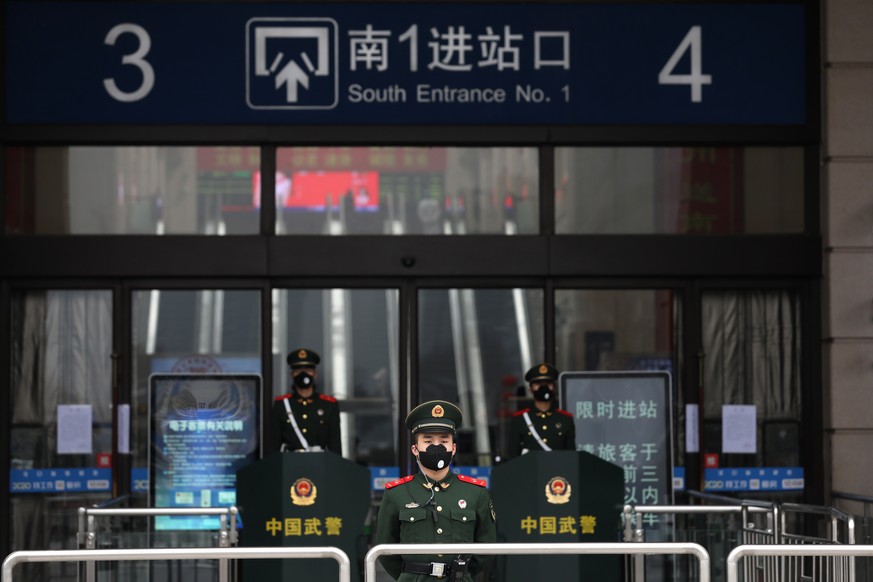 epa08154425 Paramilitary policemen guard outside the closed Hankou Railway Station in Wuhan, central China&#039;s Hubei province, 23 January 2020. Wuhan has shut down public transportation, including  ...
