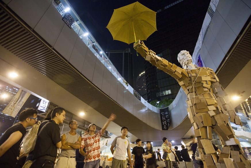 Am Sonntagabend wurde der «Regenschirmmann» von einem Künstler aufgestellt. Er sei von einem Bild inspiriert worden, in dem ein Protestler einen Regenschirm über einen Polizisten hält.