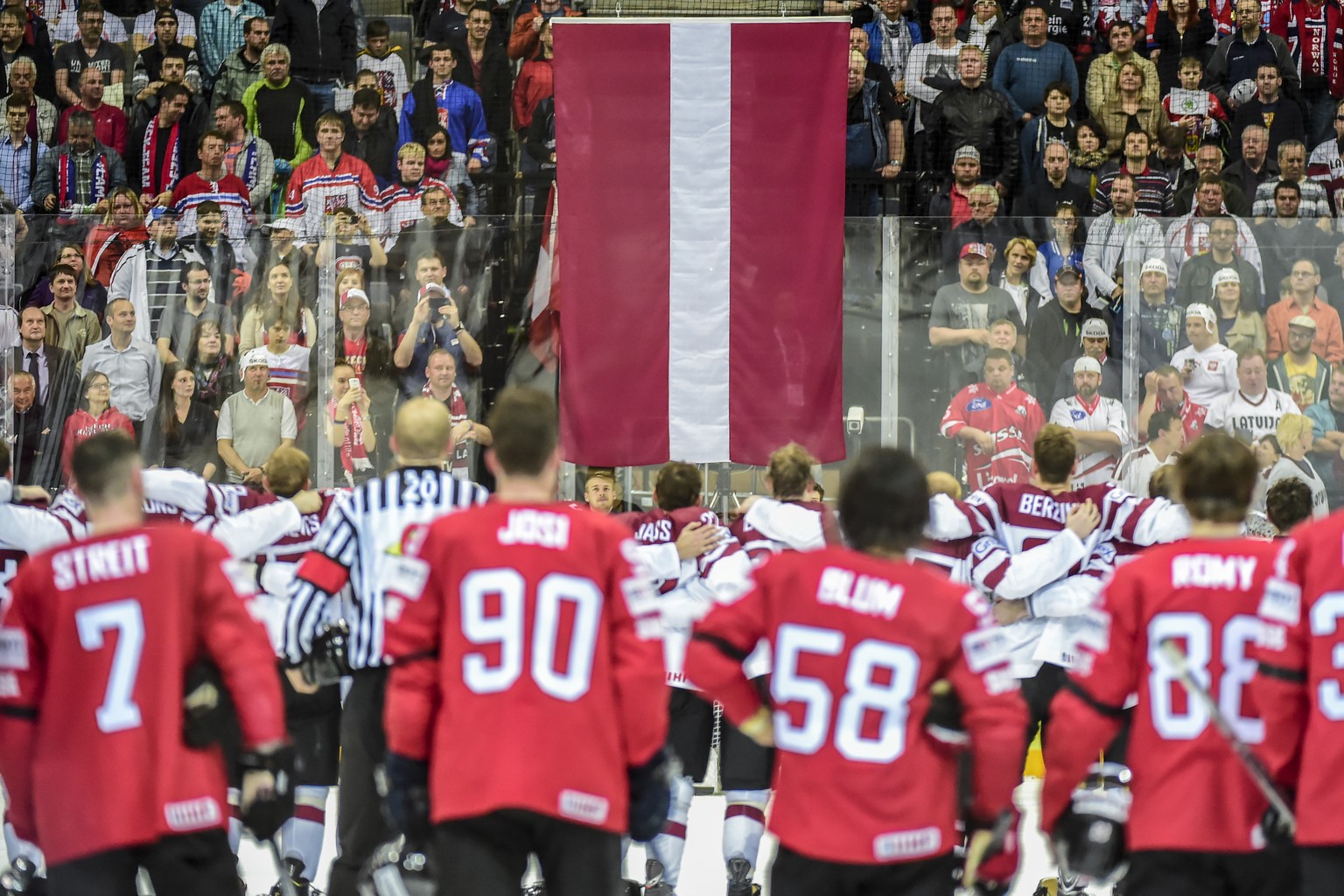 Die Schweizer müssen mit ansehen, wie die lettische Flagge gehisst wird.