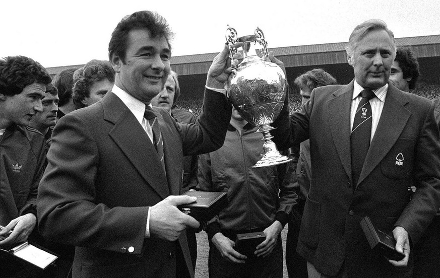 Der legendäre Nottingham-Manager Brian Clough (links) präsentiert den Pokal für den Gewinn der englischen Meisterschaft 1978. In den beiden Jahren darauf gewinnt Forest jeweils den Europacup der Meist ...