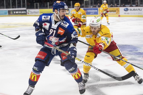 Zuerichs Denis Hollenstein, links, kaempft um den Puck gegen Biels Anssi Salmela, rechts, im Eishockeyspiel der National League zwischen den ZSC Lions und dem EHC Biel am Freitag, 4. Januar 2019, im Z ...