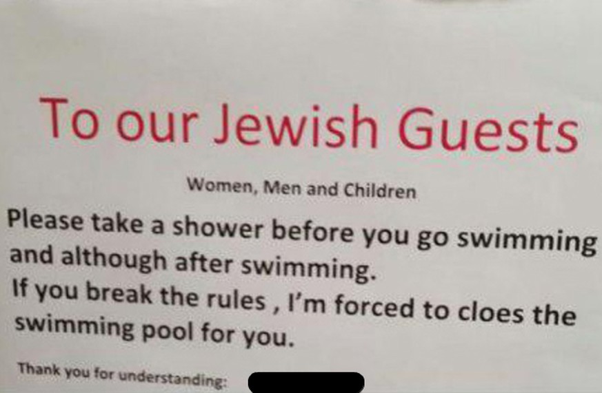 Ein Schild in Arosa mahnt Juden vor und nach dem Schwimmen zu duschen.