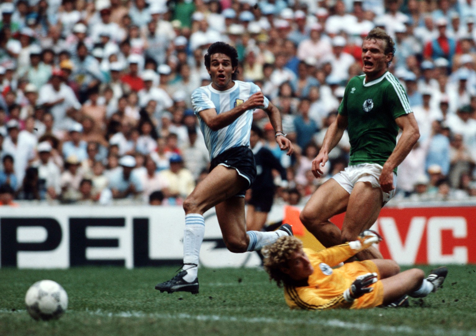 Die Entscheidung im WM-Final 1986: Burruchaga schiesst an Schumacher vorbei das 3:2.