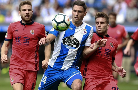 epa06195856 Deportivo Coruna&#039;s Swiss defender Fabian Schaer (C) in action against Real Sociedad&#039;s Asier Illarramendi (L) and French Kevin Rodrigues during their Spanish Primera Division Leag ...