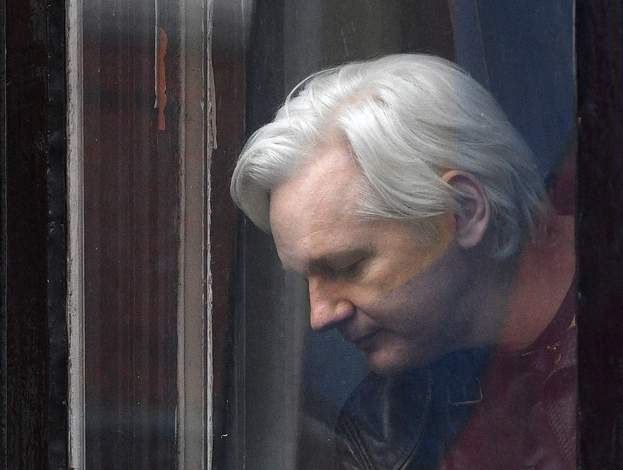 epa08239788 (FILE) - Wikileaks founder Julian Assange speaks to reporters on the balcony of the Ecuadorian Embassy in London, Britain, 19 May 2017 (reissued 23 February 2020). WikiLeaks founder Assang ...