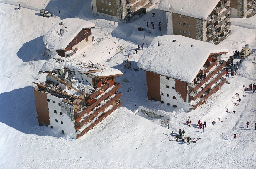 Der oberste Teil eines Mehrfamilienhauses in Leukerbad ist am 25. Februar 1999 vom Luftdruck einer gewaltigen Staublawine zerstoert worden. (KEYSTONE/Alessandro della Valle)