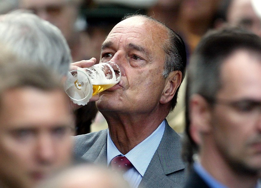 Der franzoesische Staatspraesident Jaques Chirac trinkt am Montag, 14. Juni 2004 in der Innenstadt in Aachen ein Bier. Zusammen mit ihren Aussenministern Fischer und Michel Barnier treffen sich die Re ...