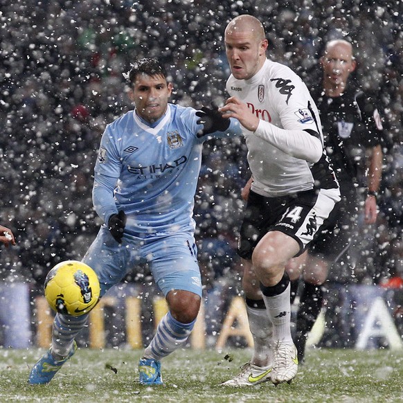 Manchester City&#039;s Sergio Aguero, center right, fights for the ball against Fulham&#039;s Philippe Senderos, right, and Stephen Kelly, bottom left, during their English Premier League soccer match ...