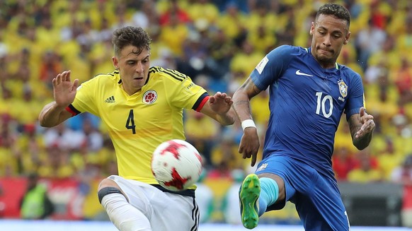 epa06186712 Colombia&#039;s Santiago Arias (L) fights for the ball with Brazil&#039;s Neymar (R), during the match during the FIFA 2018 World Cup qualifying soccer match between Colombia and Brazil in ...