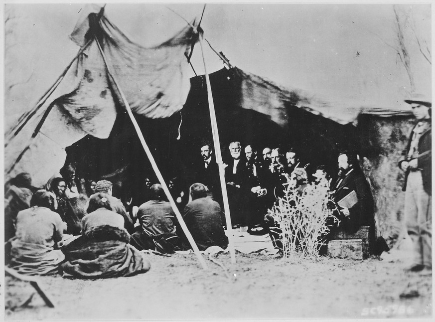US-General William T. Sherman (1820–1891) in Verhandlung mit Indianern bei Fort Laramie. «Wir haben mehr als 1000 Verträge mit den verschiedenen Indianerstämmen geschlossen und haben keinen einzigen d ...