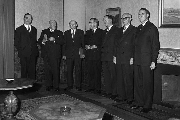 ARCHIV - ZUM 60. JAHRESTAG DER ZAUBERFORMEL IM BUNDESRAT, STELLEN WIR IHNEN FOLGENDES BILDMATERIAL ZUR VERFUEGUNG - Die erste Sitzung des neuen Bundesrates fand am 17. Dezember 1959 in Bern statt; v.l ...