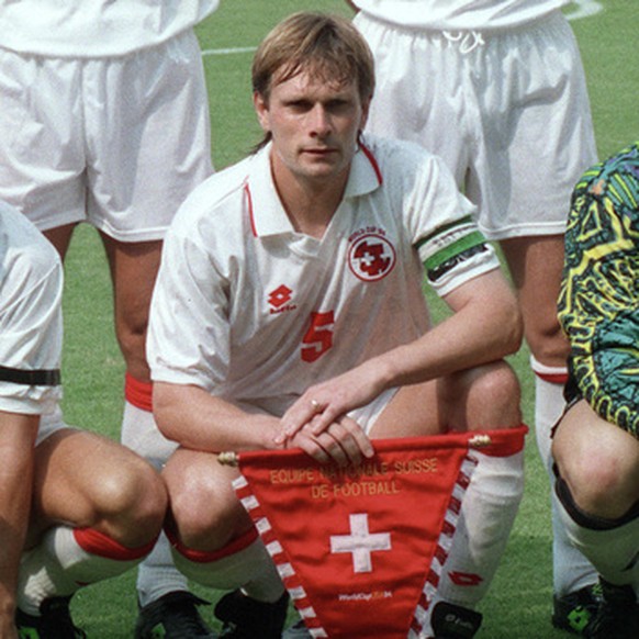 Die Schweizer Fussballnationalmannschaft vor dem Achtelfinal-Spiel gegen Spanien an der Fussball-Weltmeisterschaft am 2. Juli 1994 in Washington, USA. Die Schweiz verliert 0:3. Hinten v.l.n.r.: Ciriac ...